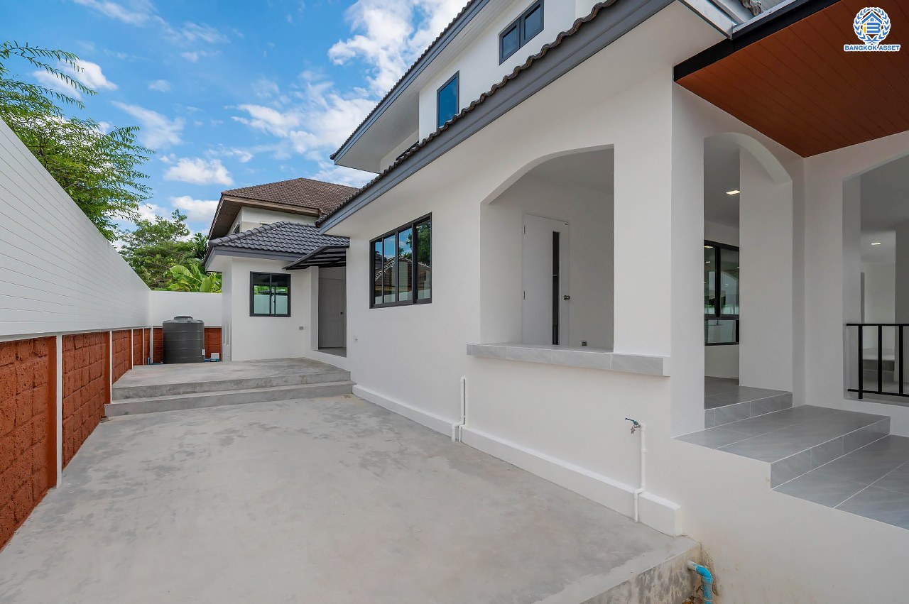 บ้านเดี่ยวฟิลคฤหาสน์มือสองตกแต่งใหม่ แบรนด์ LH ดีไซน์สุดหรูหรา โครงการ ลดาวัลย์ ปิ่นเกล้า เนื้อที่ 178.6 ตร.ว. บนพื้นที่ใช้สอยถึง 651.84 ตร.ม. ฟังก์ชันจัดเต็ม 5 ห้องนอน 7 ห้องน้ำ  1 ห้องแม่บ้าน จอดรถได้ถึง 3 คัน ทำเลศักยภาพติดถนนบรมราชชนนี เชื่อมต่อหลายเส้นทาง ใกล้มหาวิทยาลัยมหิดล และเซ็นทรัลศาลายา